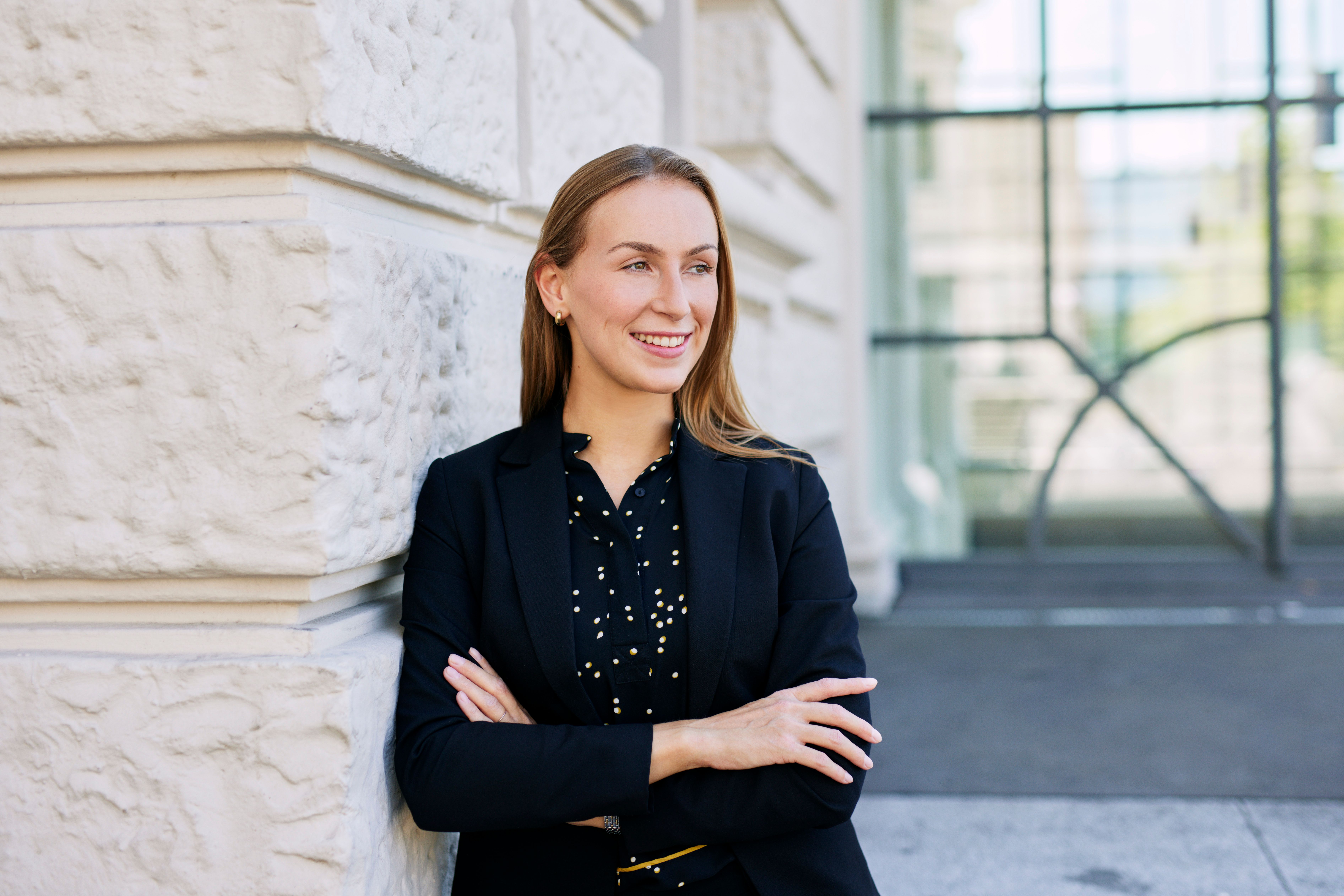 Foto von Laura Berkes, Expertin für strategische Kommunikation bei IRF Reputation AG