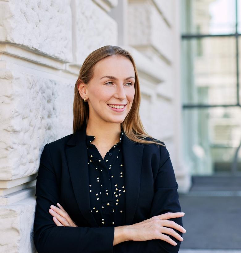 Foto von Laura Berkes, Expertin für strategische Kommunikation bei IRF Reputation AG